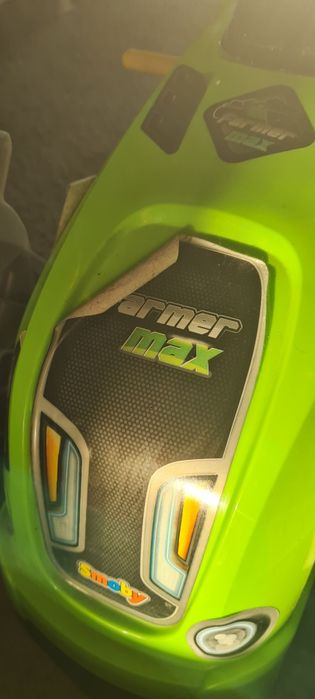 Tractor cu cupa și remorca