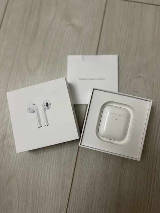 Срочно продам ( оригинал] Наушники Apple AirPods with Charging Case бе