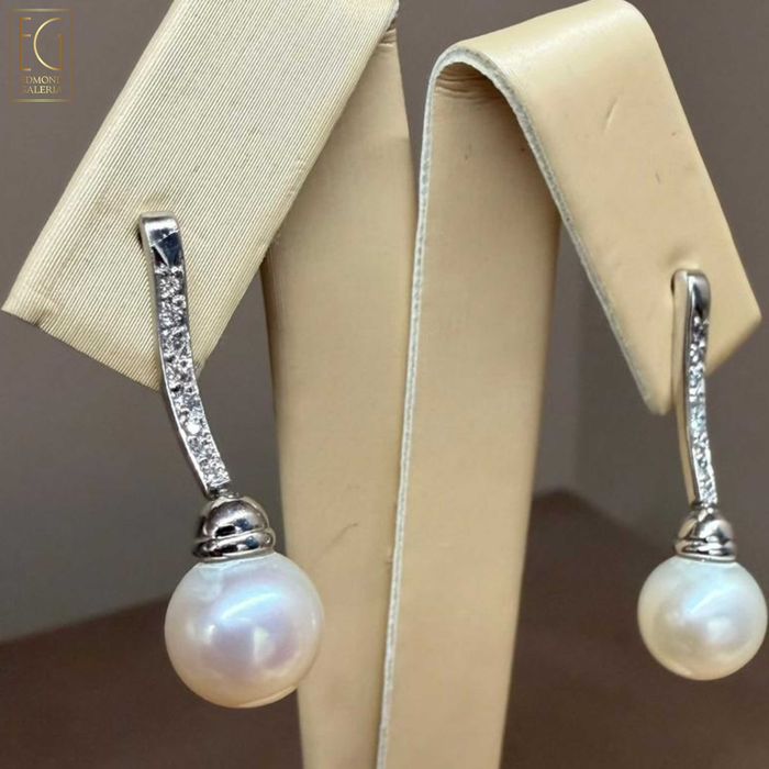 Pereche de cercei din aur alb, decorată cu perle Akoya și diamante