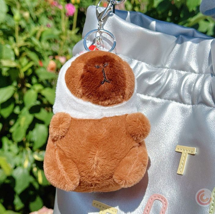 Очаровательный плюшевый брелок капибара