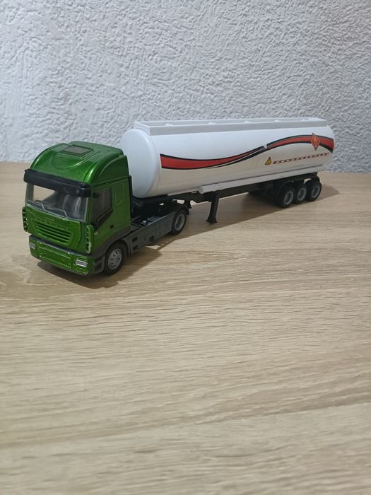 Vând camioane metalice de colecție