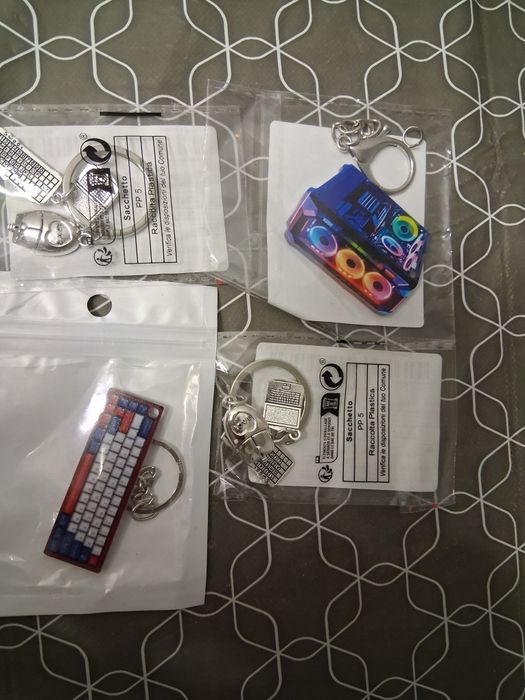 Vând brelocuri pentru chei