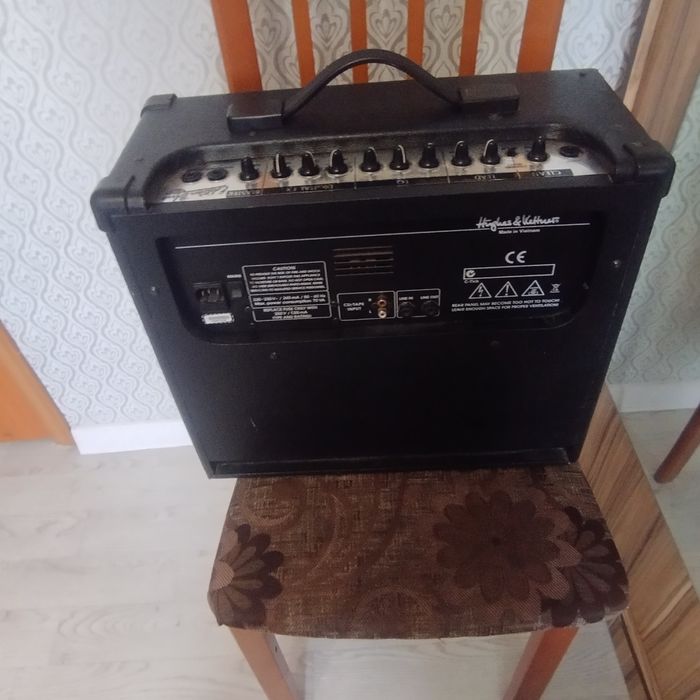 Электрогитара с усилителем