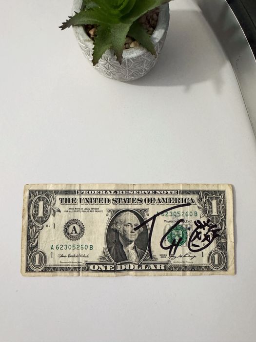 Dolar semnat Travis Scott