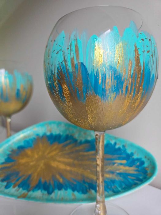 Комплект  2 чаши за вино и чиния за сирена