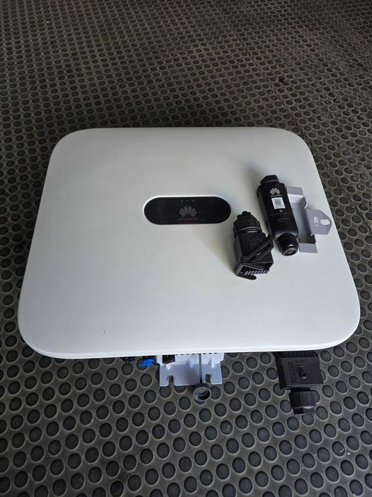 Vând invertor trifazat Huawei 5kw