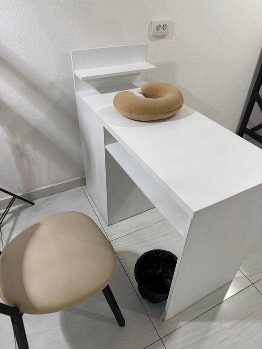 маникюрный стол и стул