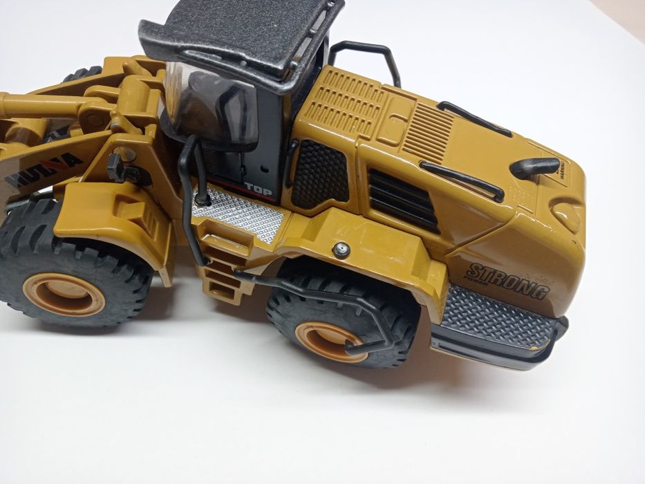 Игрушечный трактор, полностью из железа