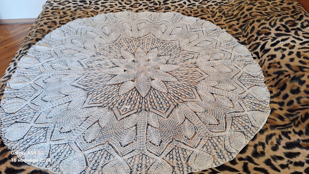 Ръчно плетена  кръгла покривка за маса.