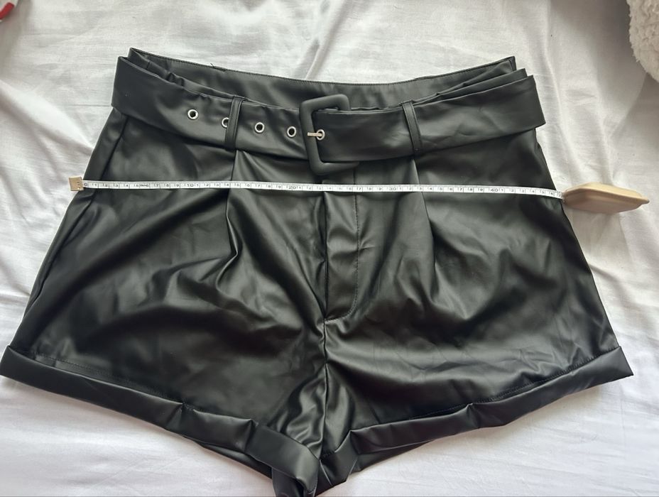 Къси кожени панталонки