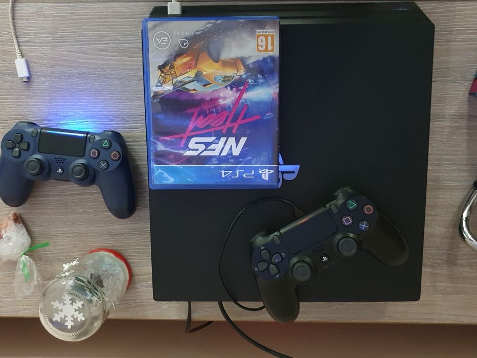 PlayStation 4 Pro (PS4 Pro) 1TB + 2 Manete