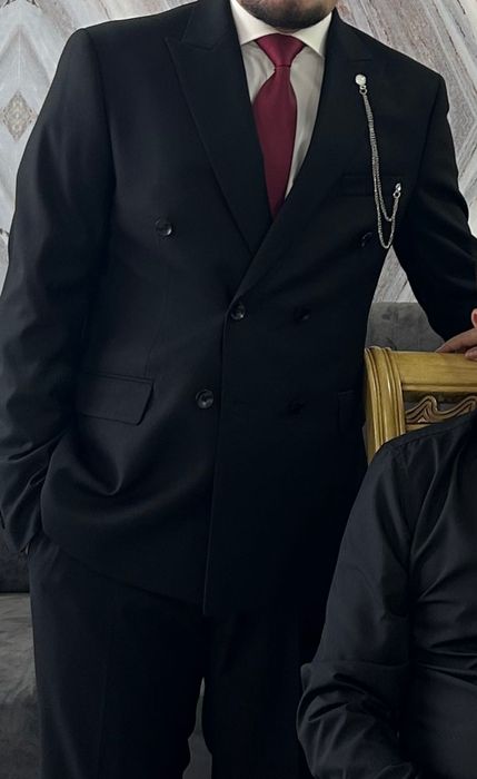 Черный костюм тройка