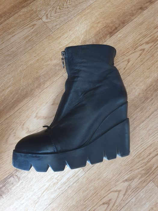 Продам крутые ботинки на платформе  38 рр