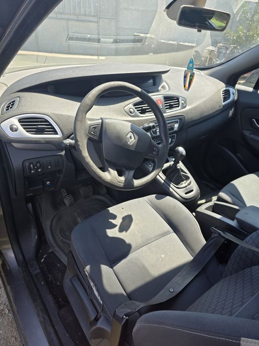 Dezmembrez Renault scenic 3 1.9 dci
