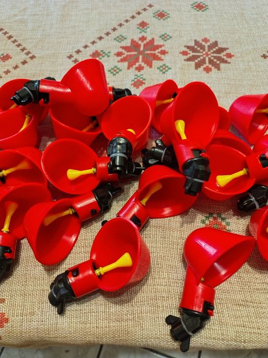 Глинени поилки хранилки за птици,гълъби папагали, пилета кокошки зайци