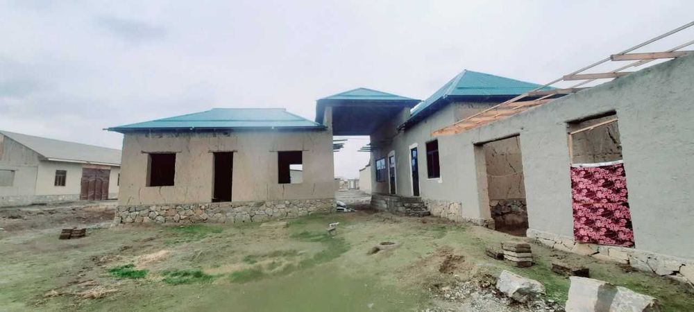 hovli sotiladi 2 ta xonasi bitgan