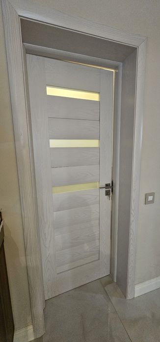 Vând 5 uși de interior MDF – frasin alb texturat, cu sticlă mată - set