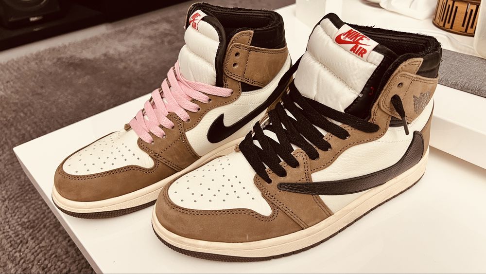JORDAN 1 Retro High OG Travis Scott