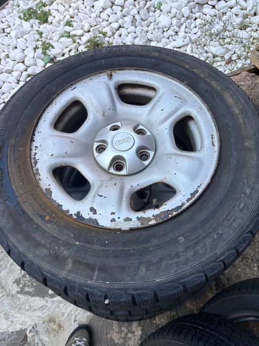 Продавам джанти с гуми за JEEP