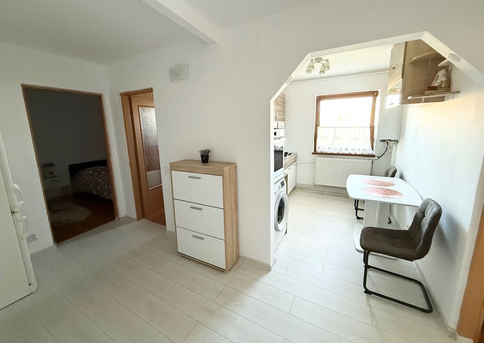 - DE ÎNCHIRIAT - Apartament două camere decomandat