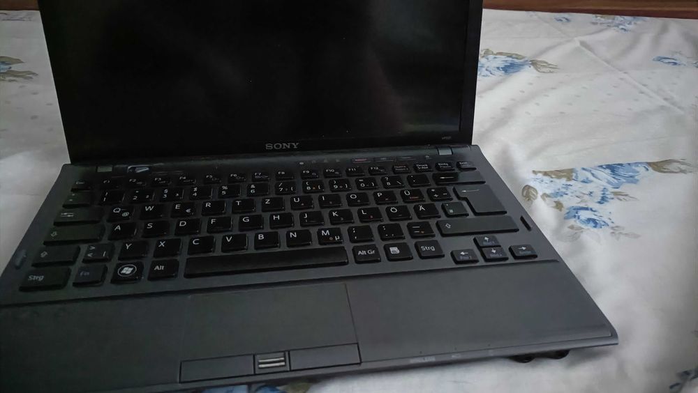 Laptop Sony VAIO VPCZ13M9E Model intern: PCG-31111M Fabricat în Japonia Vine cu licență Windows 7 Pro OEM (se vede autocolantul).