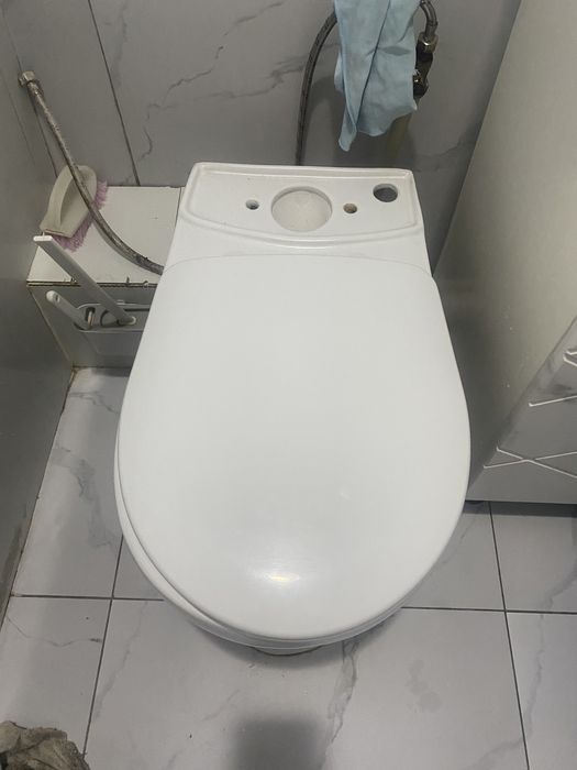 Продам унитаз с крышкой без бочка