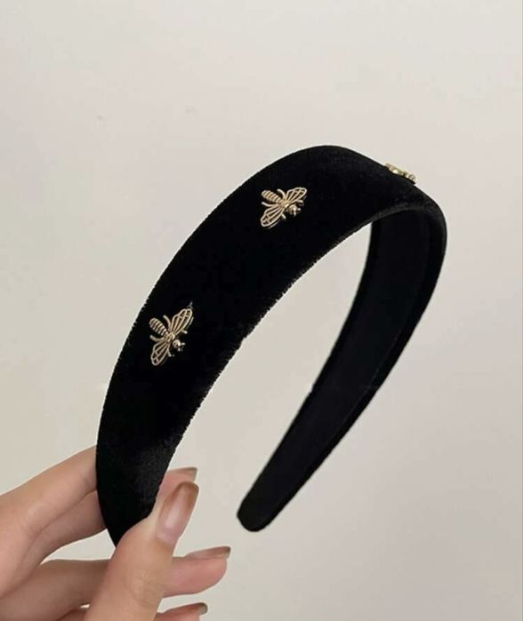 Bentita neagra din catifea, noua