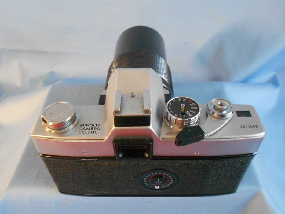 Minolta srt-101 cu obiectiv 200mm, aparat foto film clasic emblematic