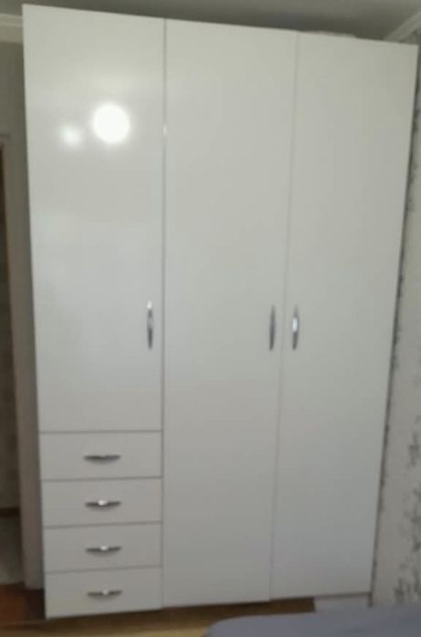 Продам большой шкаф с полками