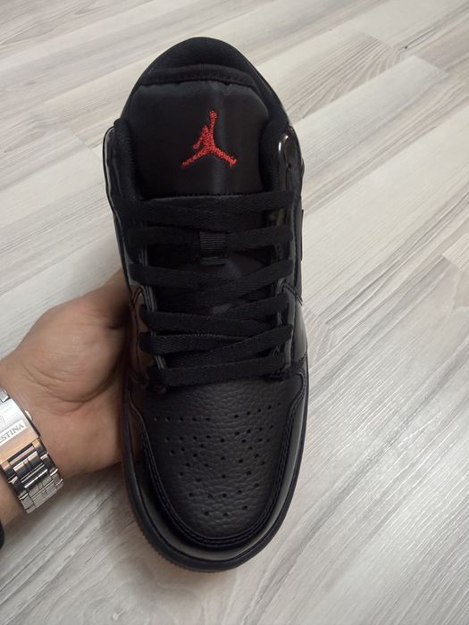 Adidasi / sneakeas air jordan 1