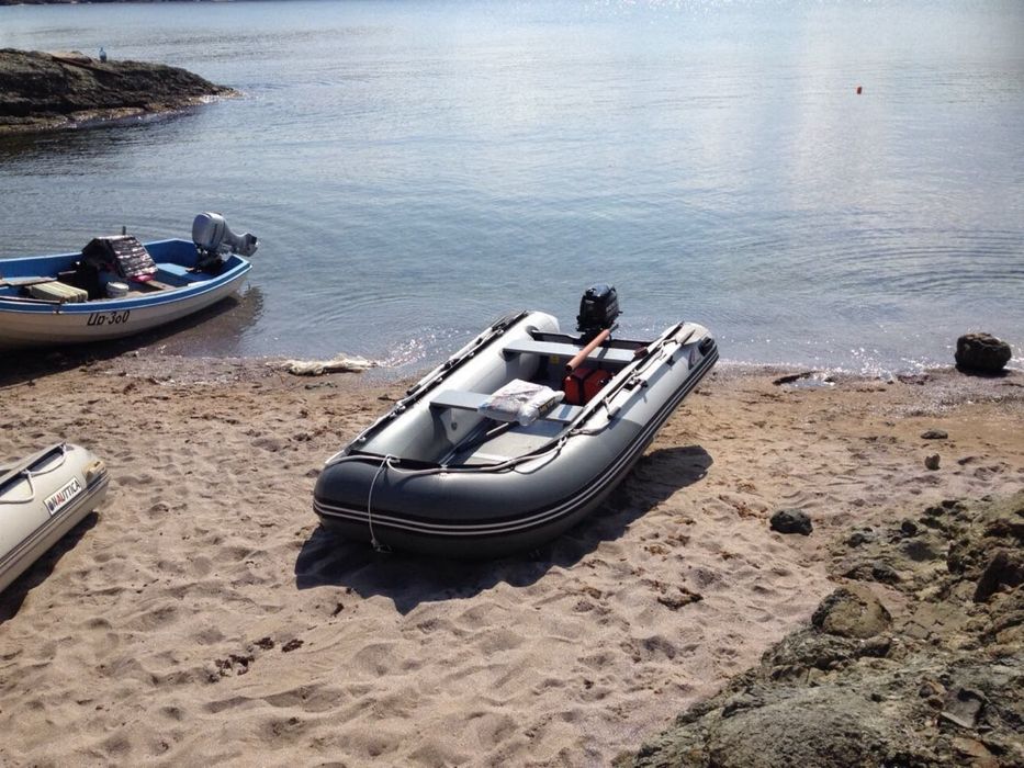 Надуваема лодка с твърдо дъно и двигател Mercury