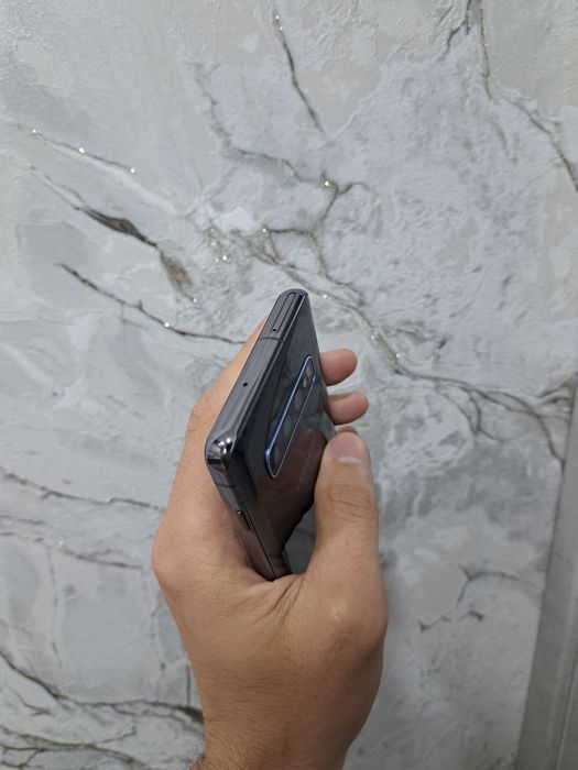 Продам Samsung Galaxy S10 память 8/128gb работает отлично