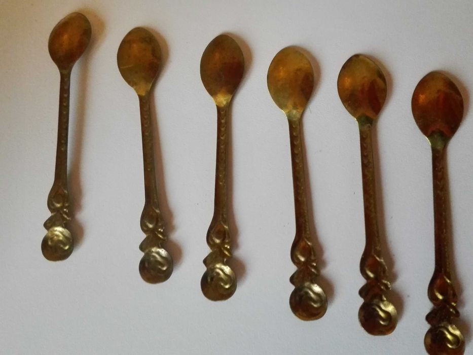 Емайлирана тенджера , чаени лъжички и щипка за скара.