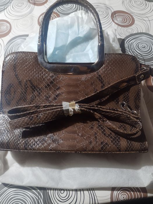 Елегантна дамска чанта с дълга дръжка