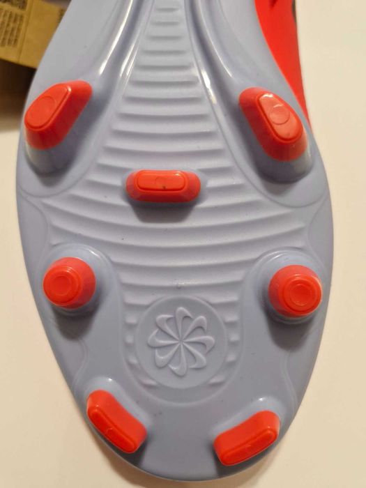 Чисто нови футболни бутонки Nike