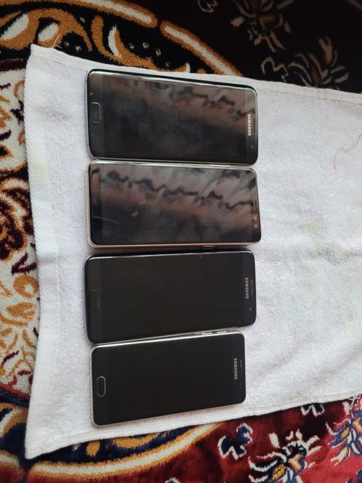 Vând patru telefoane Samsung