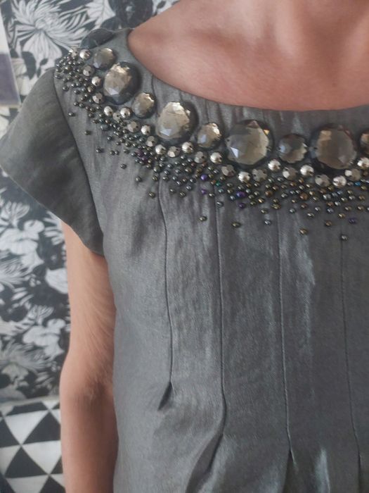 Дамска рокля,отговаря на размер м,много интересна,нашити камъни,от  me