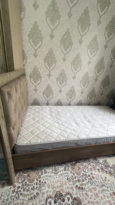 Кровать с матрасом