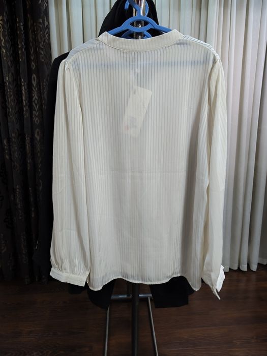 Нарядная блузка с камнями новая