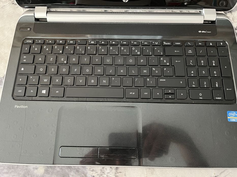 Vand laptop ,nu am cablu de alimentare ,nu l am pornit pana acum