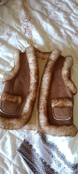 Costum popular 4/5 ani plus maletă și dresuri