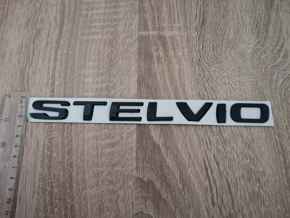 черен надпис Alfa Romeo Stelvio