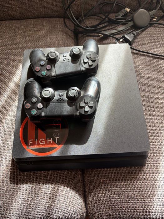 Vând Ps4 500gb plus două manete