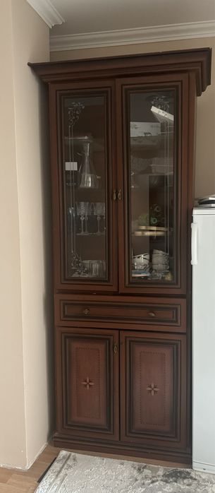 Шкаф хороший деревяный