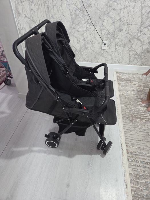 Продам коляску для двойняшки или погодиков.