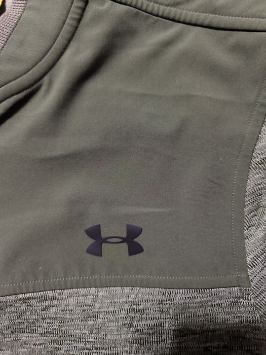 Продавам суичер на Under armour чисто нов