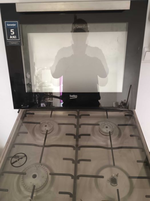 Vând aragaz Beko nou