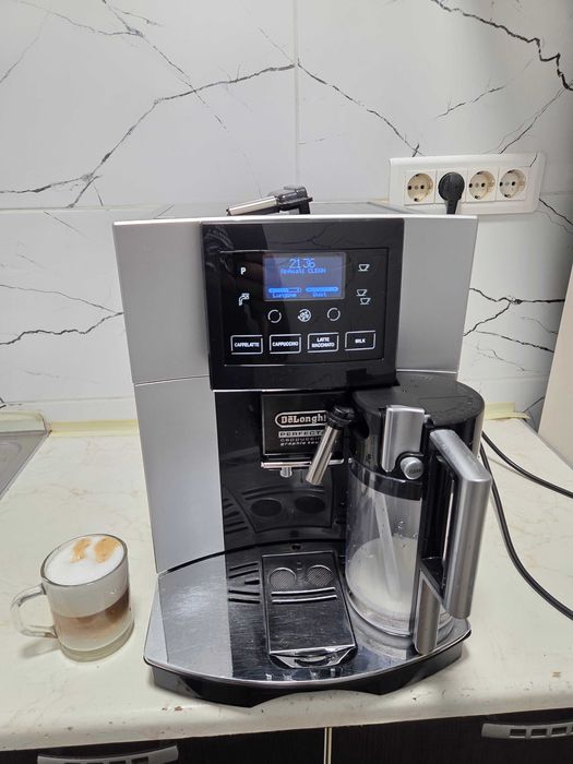 Espressor Automat DeLonghi Perfecta Cappuccino Graphic Touch ESAM5700.S Aparat cu Cafea Boabe si cu Cana Lapte