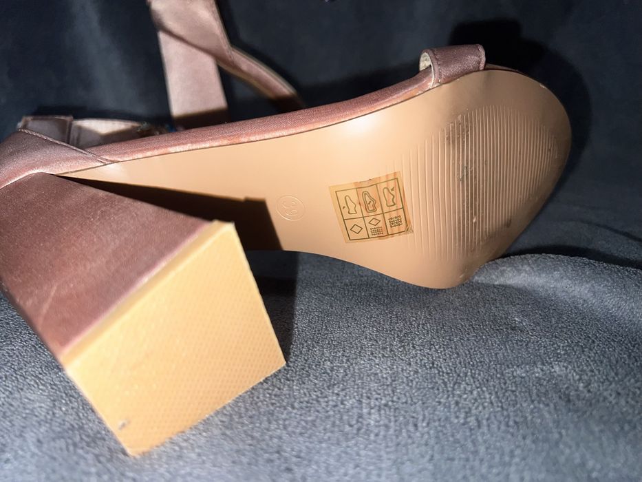 Високи обувки в розово на ток и платформа