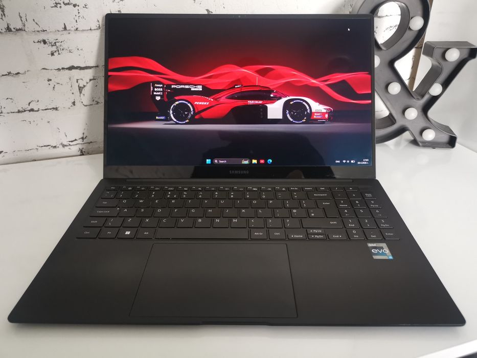 Лаптоп Samsung Galaxy Book Pro  2, 15.6"AMOLED, Intel I5 evo, 512GB NVMe, 8GB ram